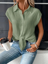 top blouses : Aria – Blouse Décontractée Sans Manches À Boutons Et Nœud Frontal in Vert olive van Seroa