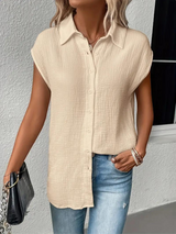 top blouses : Aria – Blouse Décontractée Sans Manches À Boutons Et Nœud Frontal in van Seroa