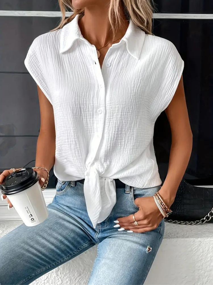 top blouses : Aria – Blouse Décontractée Sans Manches À Boutons Et Nœud Frontal in Blanc van Seroa