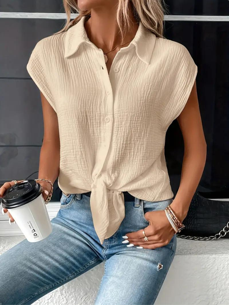 top blouses : Aria – Blouse Décontractée Sans Manches À Boutons Et Nœud Frontal in Kaki van Seroa