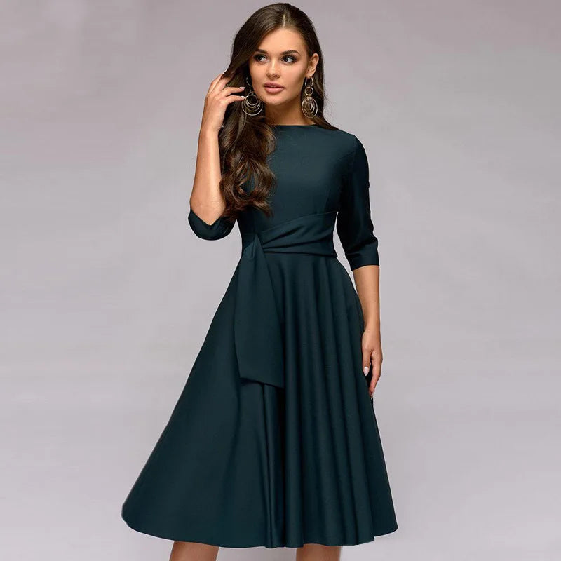 dresses : Mia - Robe mi-Longue élégante avec Ceinture et coupe Fluide in Vert van Seroa