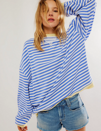 Weit geschnittener Damenpullover mit marineblauen Streifen, gestrickt aus Baumwolle