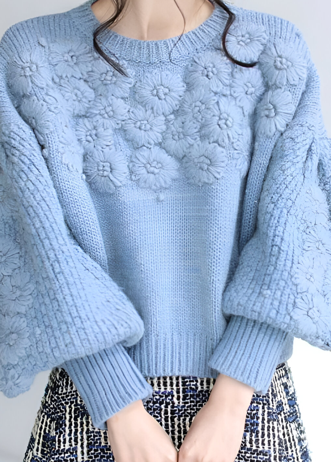 Beżowy sweter damski z dzianiny, wygodny, kolekcja jesienna