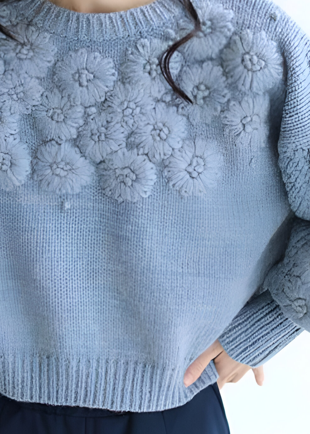 Beżowy sweter damski z dzianiny, wygodny, kolekcja jesienna