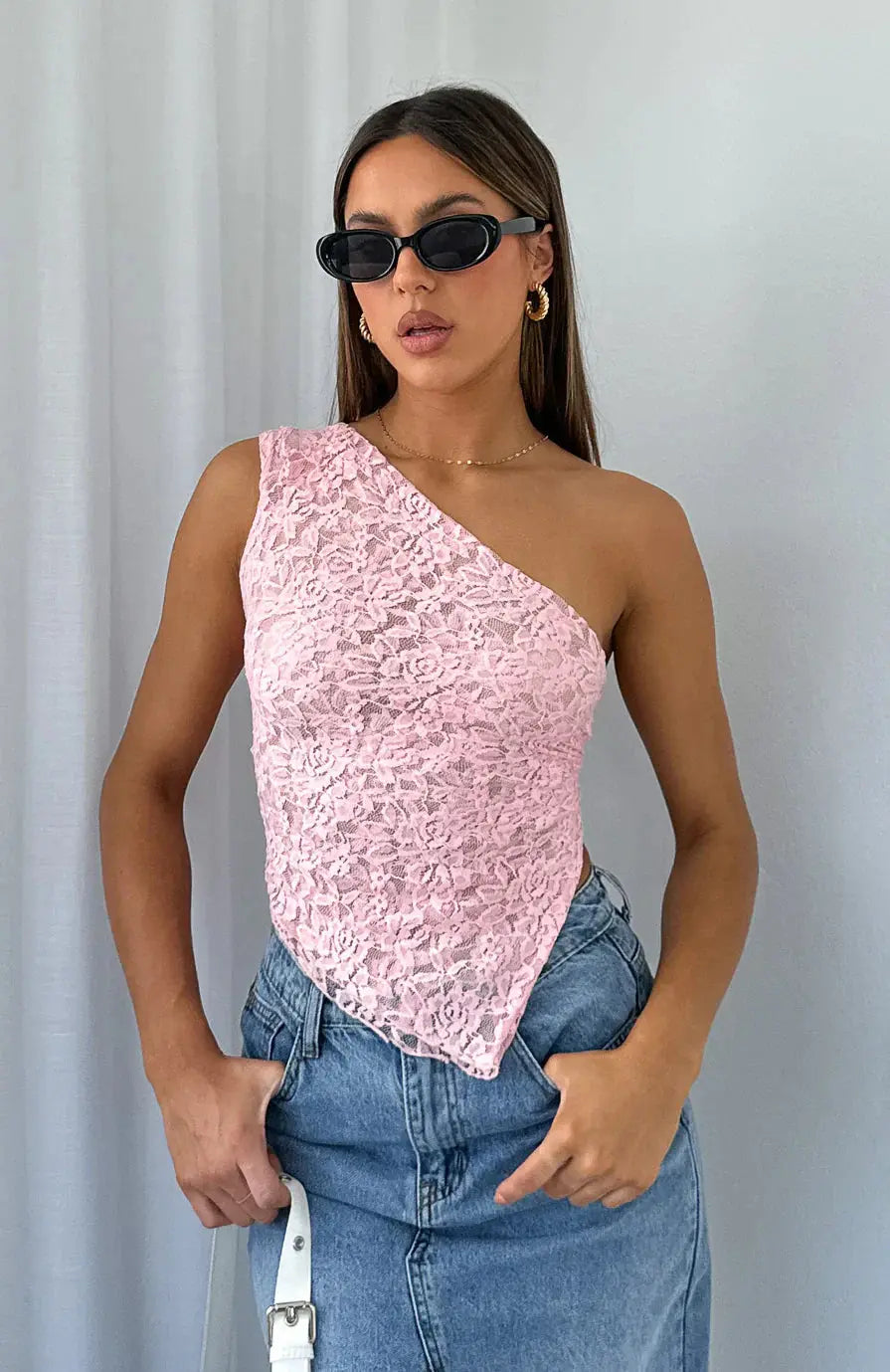 top blouses : Lena - Élégant Crop top Asymétrique en Dentelle avec dos Ouvert in Rose van Seroa