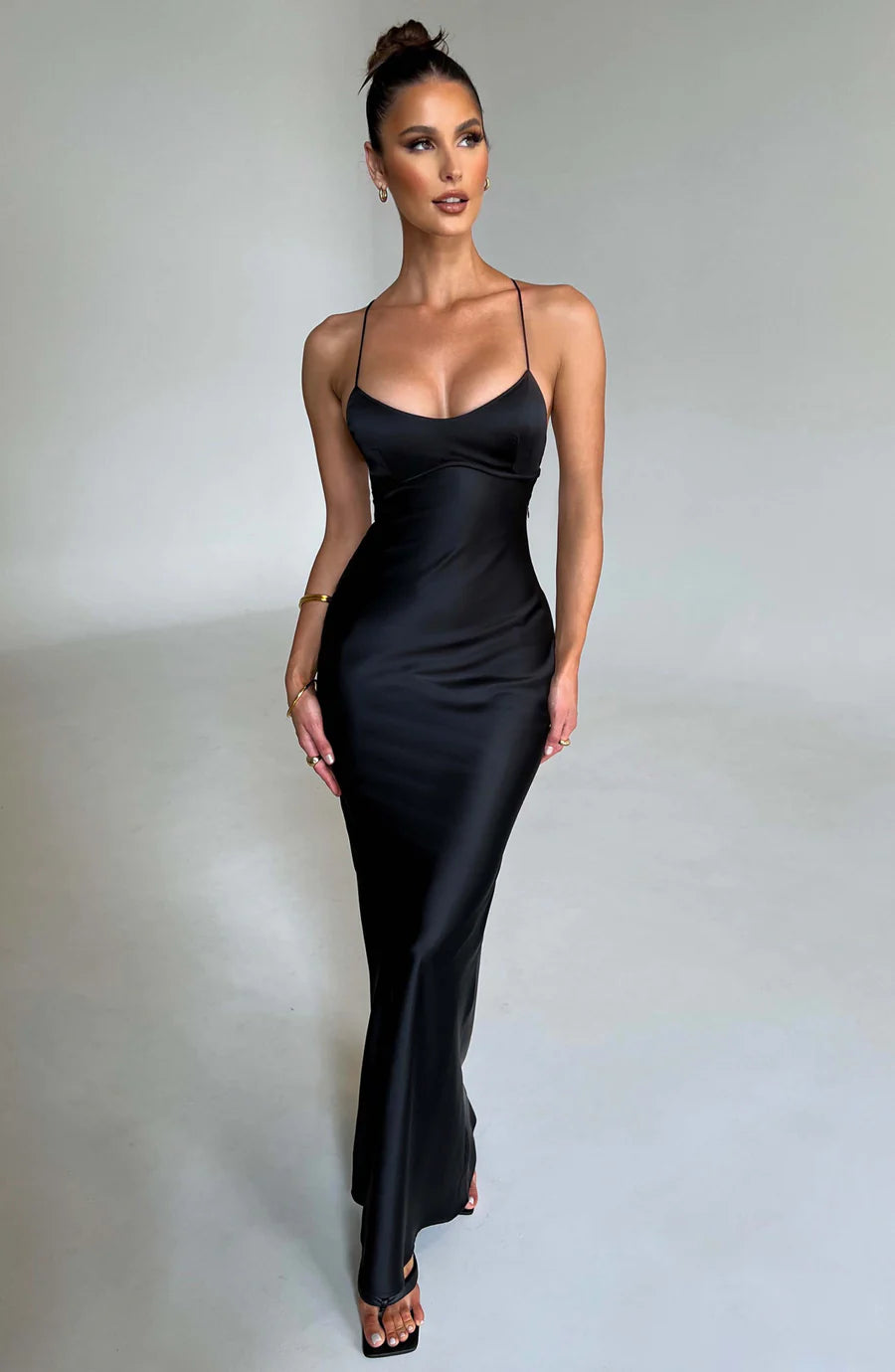 Robe Longue Femme Élégante en Satin Noir 1