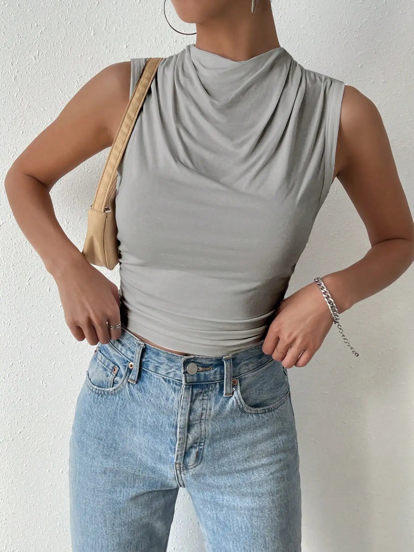 top blouses : Lina - Haut Ajusté Sans Manches avec Encolure Drapée in Gris van Seroa
