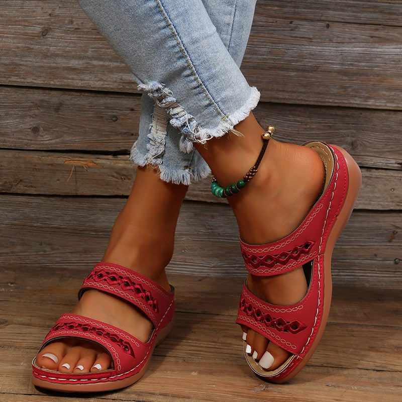 sandals : Alyssons – Sandales confort à enfiler avec soutien de voûte plantaire doux in Rouge van Seroa