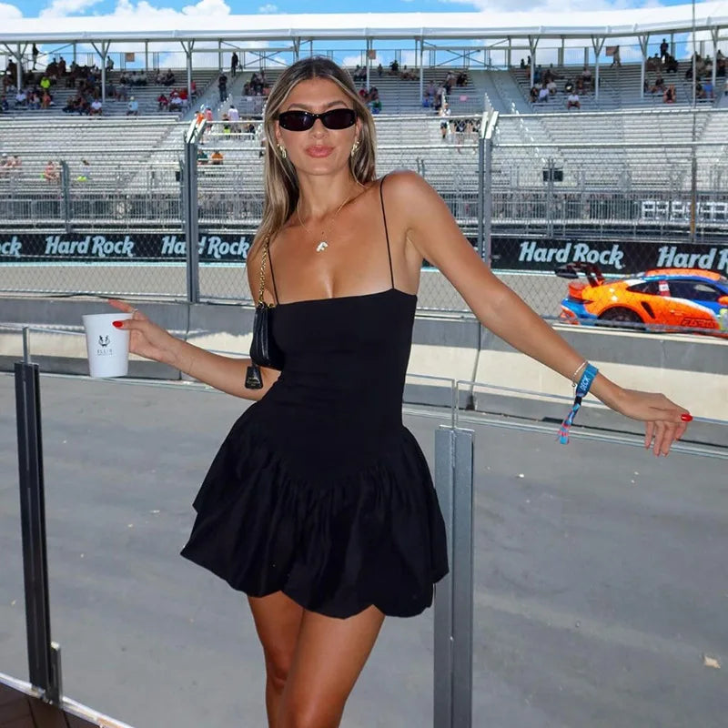 dresses : Elisa - Robe Mini Élégante Sans Manches avec Bretelles Fines in Noir van Seroa