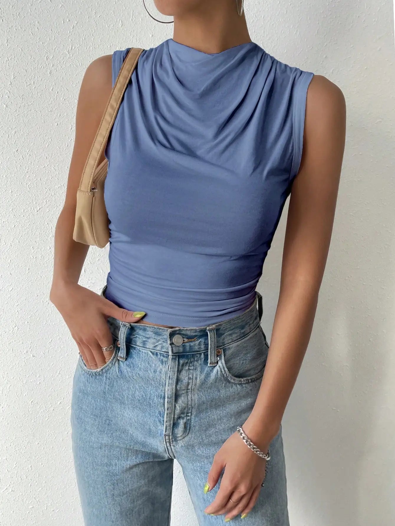 top blouses : Lina - Haut Ajusté Sans Manches avec Encolure Drapée in Bleu van Seroa