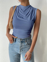 top blouses : Lina - Haut Ajusté Sans Manches avec Encolure Drapée in Bleu van Seroa