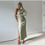 dresses : Livia - Robe Élégante Asymétrique en Satin avec Fente in Olive van Seroa