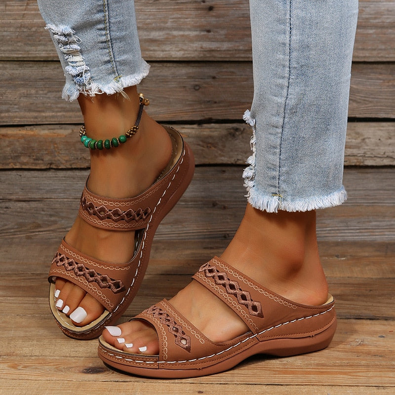 sandals : Alyssons – Sandales confort à enfiler avec soutien de voûte plantaire doux in Marron van Seroa