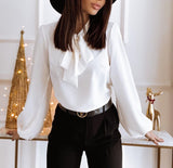 top blouses : Clara – Blouse élégante à nœud lavallière avec manches bouffantes in Blanc van Seroa