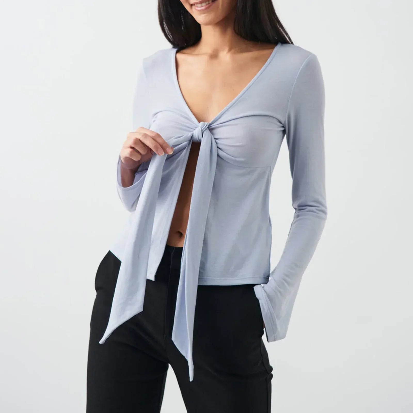 top blouses : Isabelle - Haut Court Tendance avec Manches Longues et Détail à Nouer in Bleu clair van Seroa