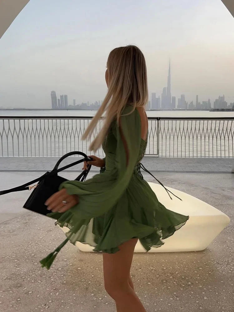 dresses : Mini robe plissée verte sexy à manches longues et décolleté en V in van Seroa