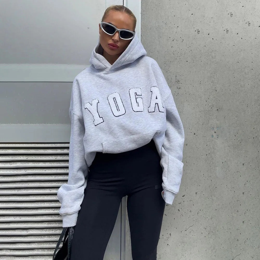 other : Yoga Sweat à capuche gris avec lettres brodées in van Seroa