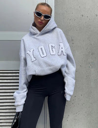 Grauer Yoga-Hoodie mit gestickten Buchstaben für Damen