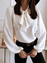 top blouses : Clara – Blouse élégante à nœud lavallière avec manches bouffantes in van Seroa