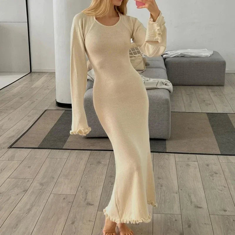 dresses : Serena – Robe Maxi Élégante en Maille avec Manches Évasées et Dos Ouvert in Beige van Seroa