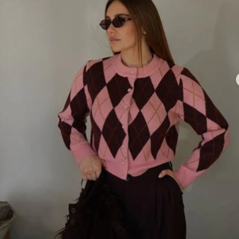 other : Cardigan Court Tricoté avec Motif Argyle et Boutons in van Seroa
