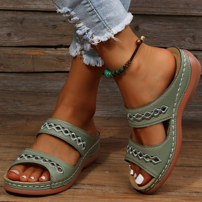 sandals : Alyssons – Sandales confort à enfiler avec soutien de voûte plantaire doux in Vert van Seroa