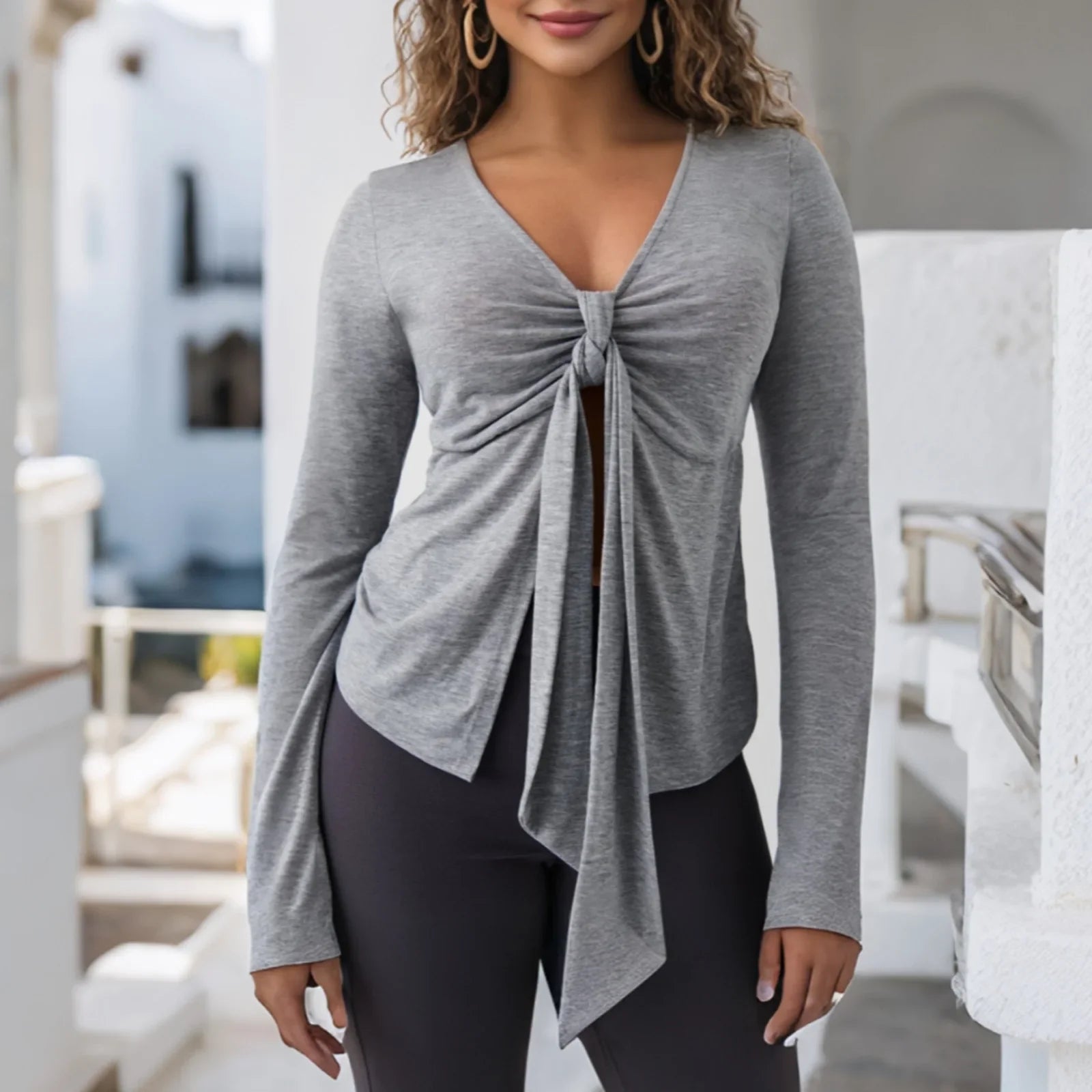 top blouses : Isabelle - Haut Court Tendance avec Manches Longues et Détail à Nouer in Gris van Seroa