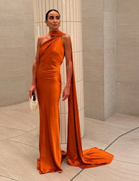 Elegantes langes Abendkleid für Damen mit offenem Rücken und fließendem Zug für Hochzeit und Zeremonie