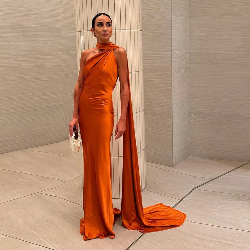 dresses : Lia – Robe de Soirée Sophistiquée avec Dos Ouvert et Traîne Fluide in van Seroa