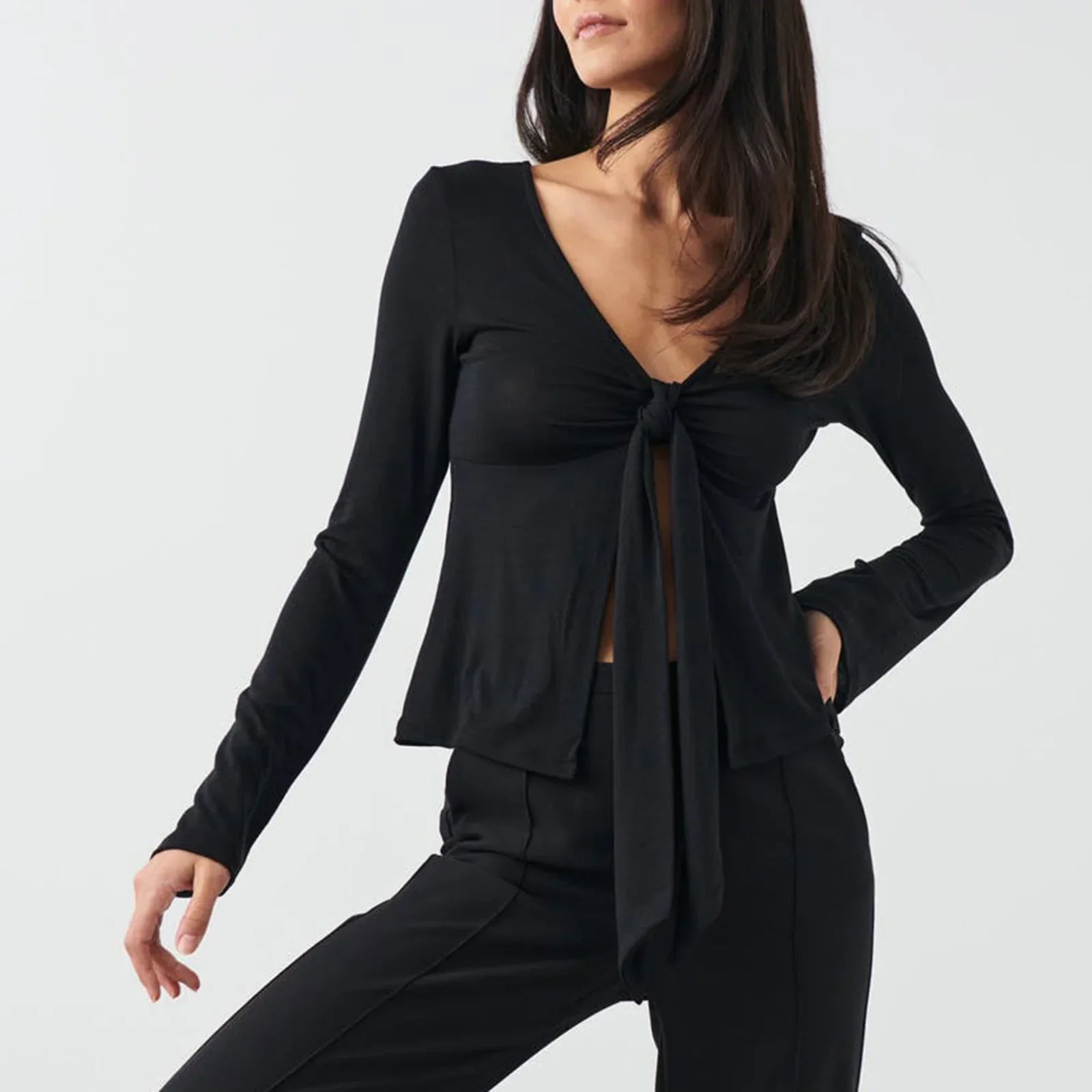 top blouses : Isabelle - Haut Court Tendance avec Manches Longues et Détail à Nouer in van Seroa
