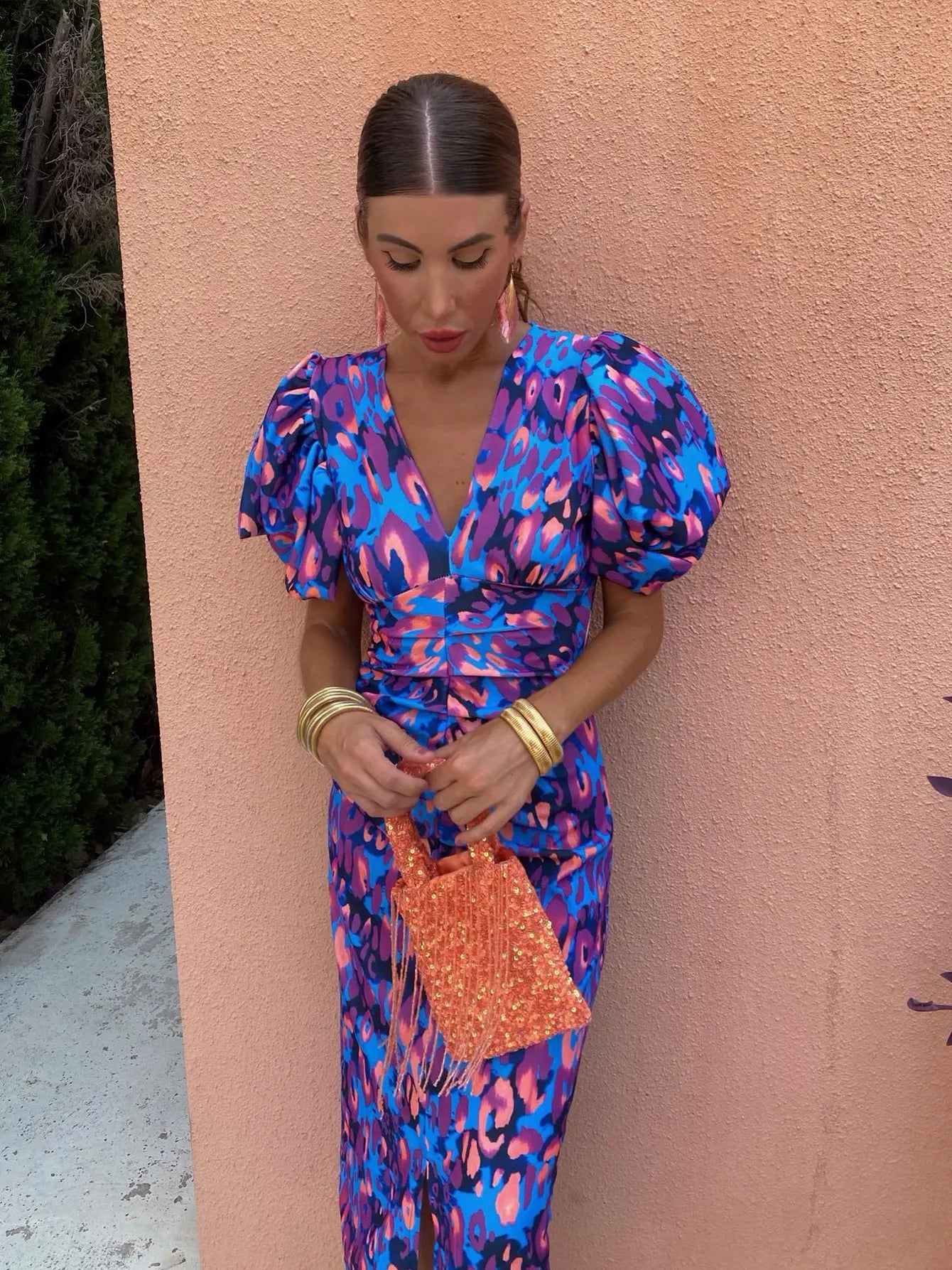 dresses : Emery – Robe Midi Élégante à Manches Bouffantes et Motif Fleuri pour un Été Chic in Pourpre van Seroa