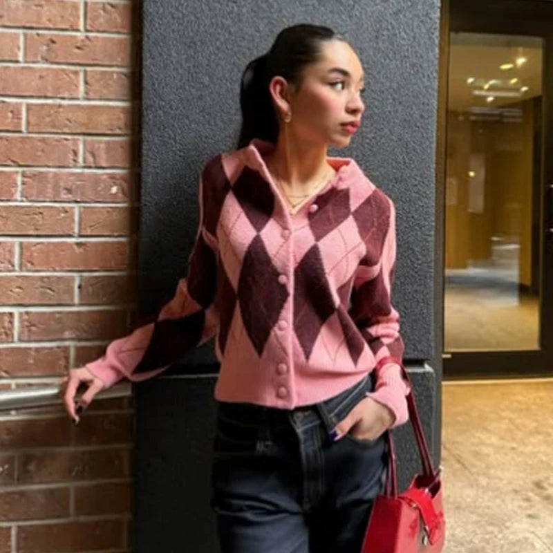 other : Cardigan Court Tricoté avec Motif Argyle et Boutons in van Seroa