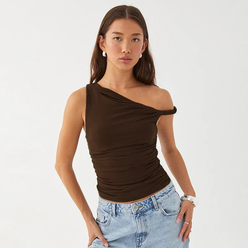 top blouses : Isabelle - Haut Élégant Asymétrique avec Détails Drapés in Marron van Seroa
