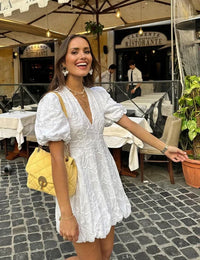 Kurzes Kleid mit Puffärmeln, Stickerei und V-Ausschnitt Damen