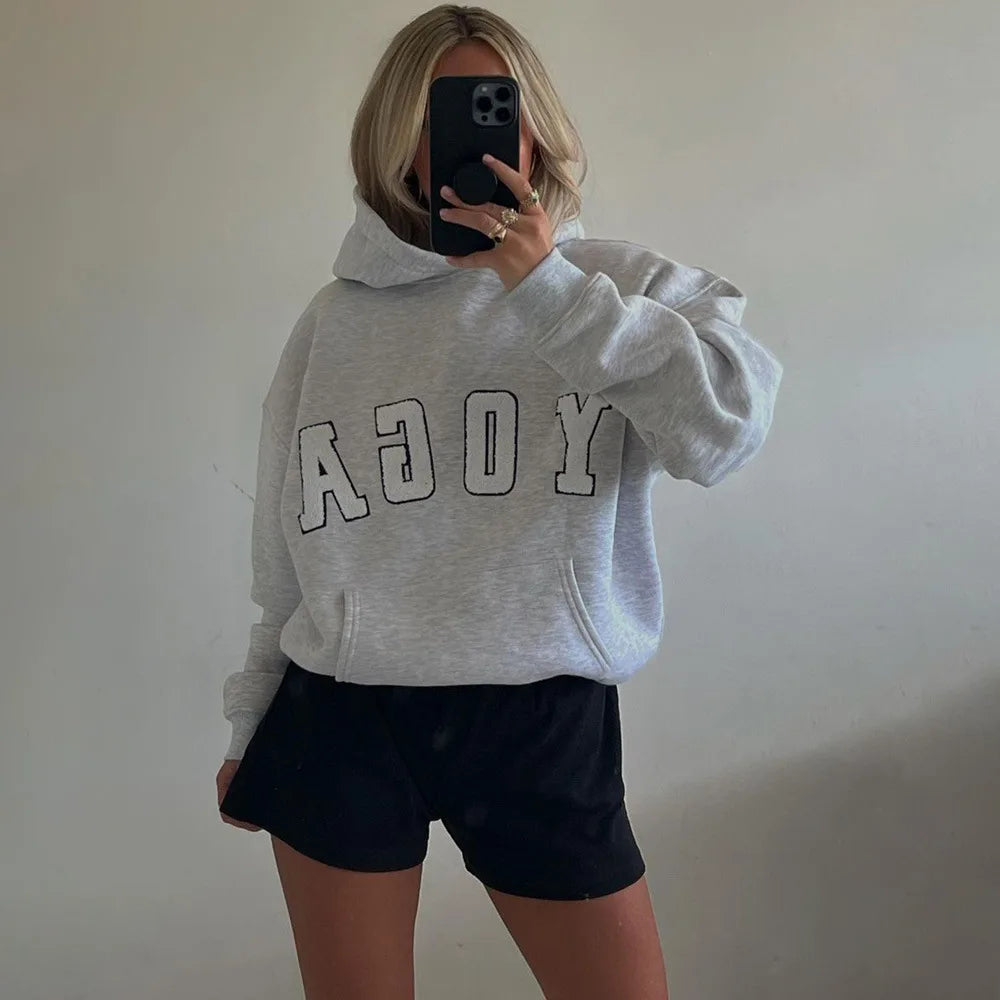 other : Yoga Sweat à capuche gris avec lettres brodées in van Seroa