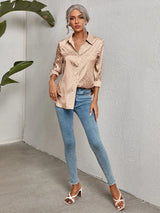 top blouses : Elena - Blouse en satin avec imprimé léopard subtil et fermeture boutonnée in van Seroa