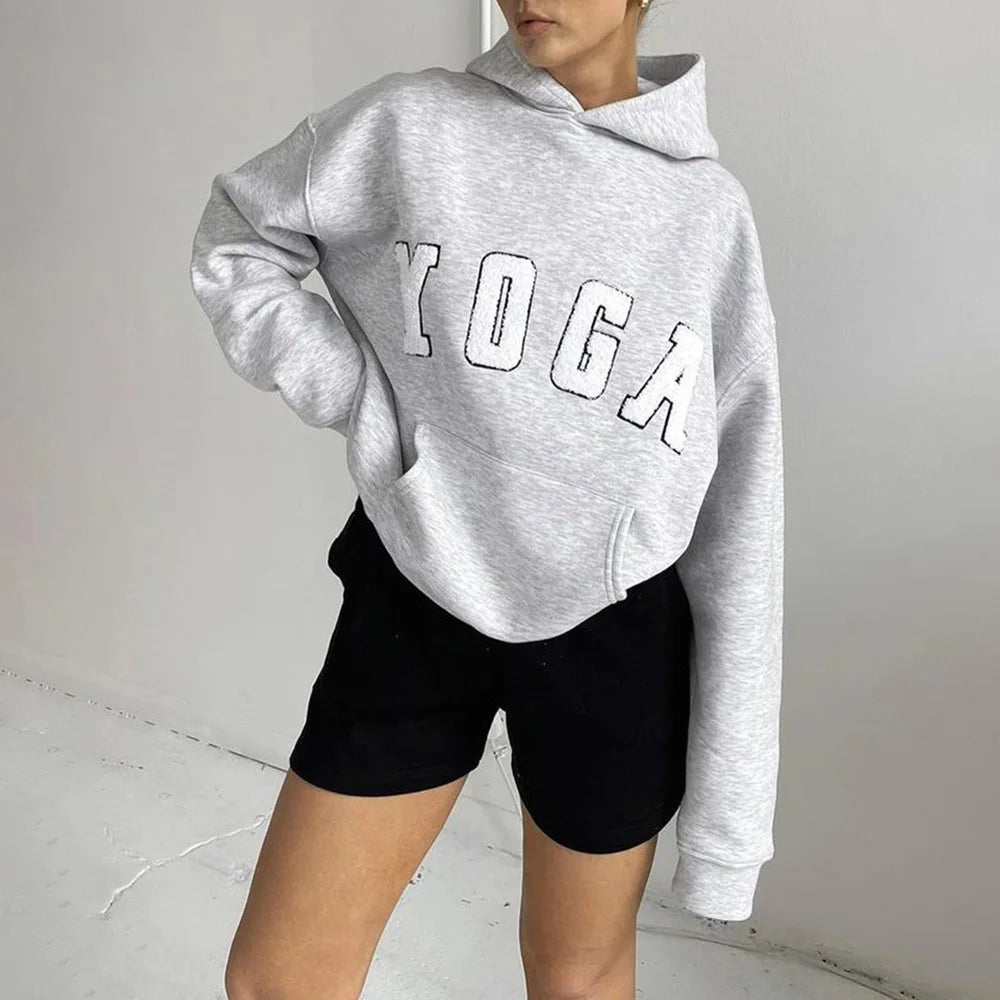 other : Yoga Sweat à capuche gris avec lettres brodées in van Seroa