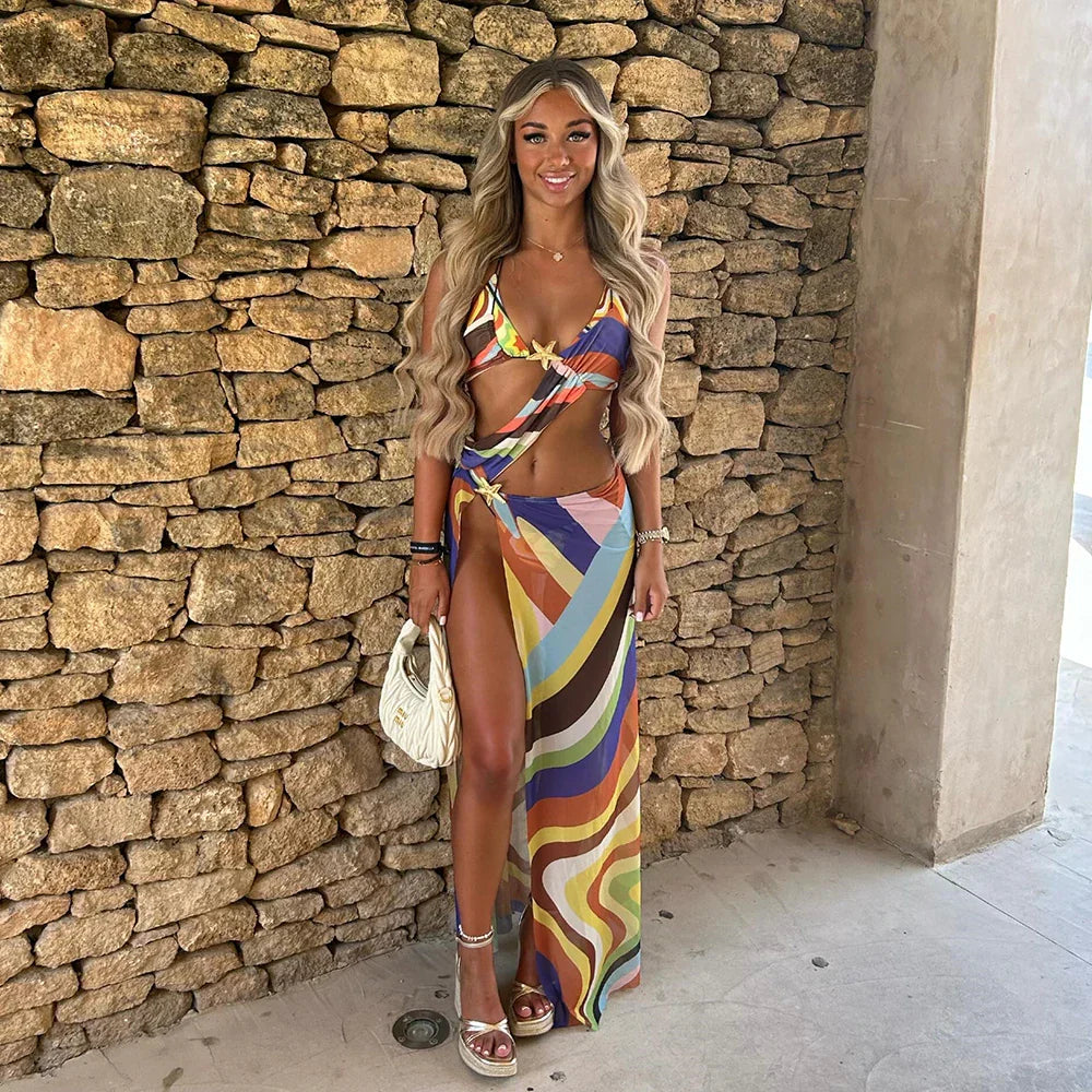 swimwear : Clara - Bikini chic avec Jupe Fluide et Imprimé Artistique Tendance in Multicolore van Seroa