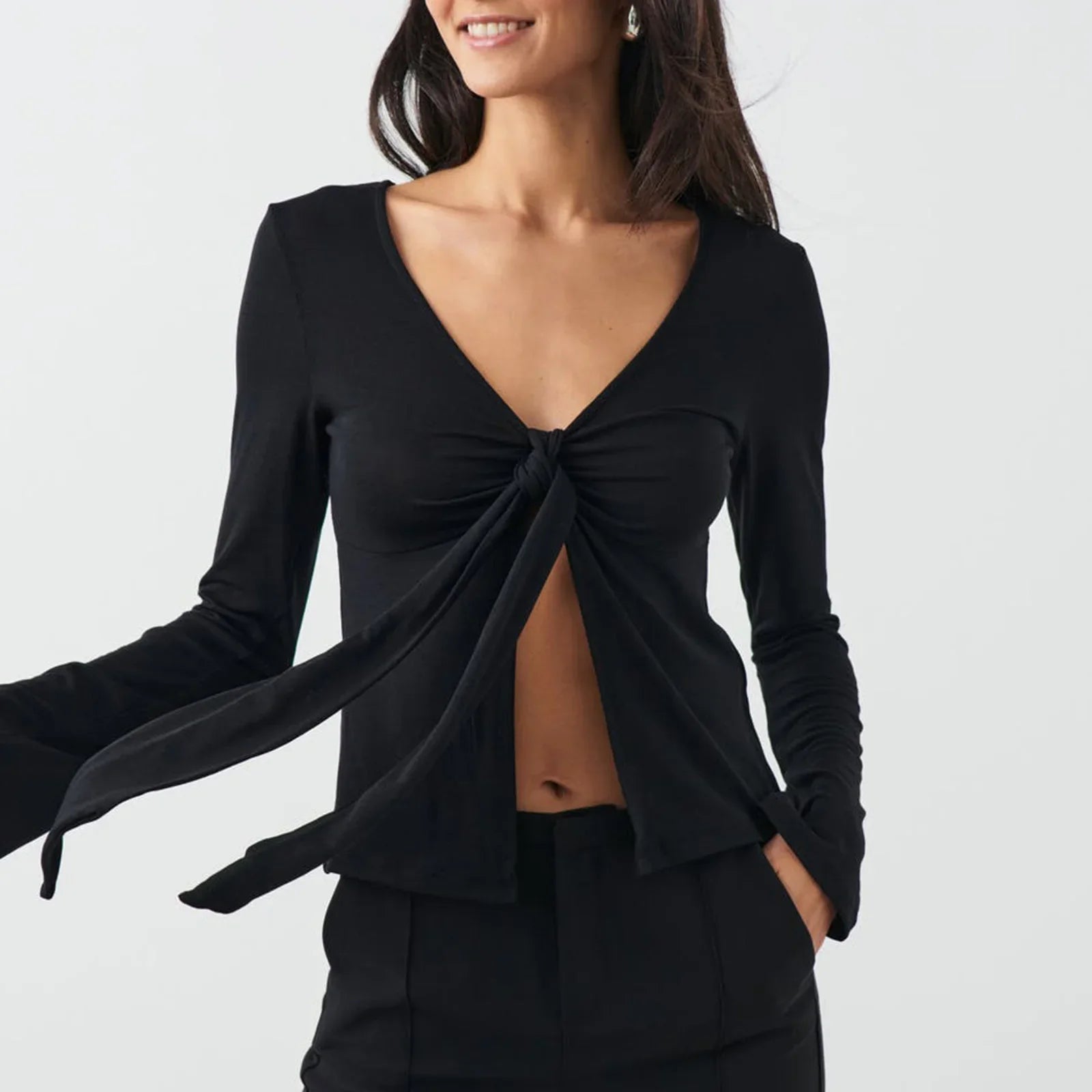 top blouses : Isabelle - Haut Court Tendance avec Manches Longues et Détail à Nouer in Noir van Seroa