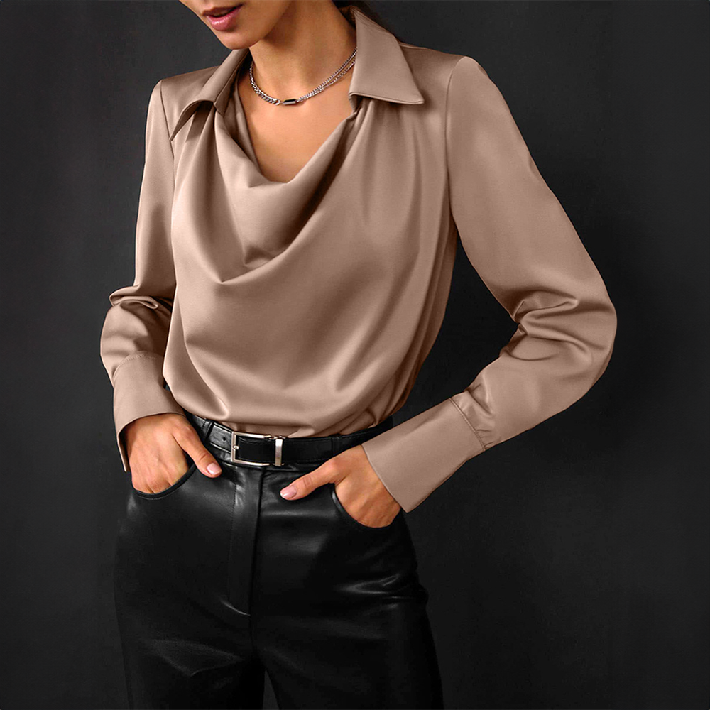 top blouses : Riya - Blouse élégante en soie avec col in Marron van Seroa