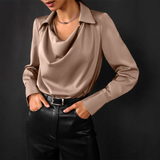 top blouses : Riya - Blouse élégante en soie avec col in Marron van Seroa