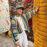 other : Mira – Gilet Bohème Coloré au Crochet Tricoté à la Main in Bleu-orange-jaune van Seroa