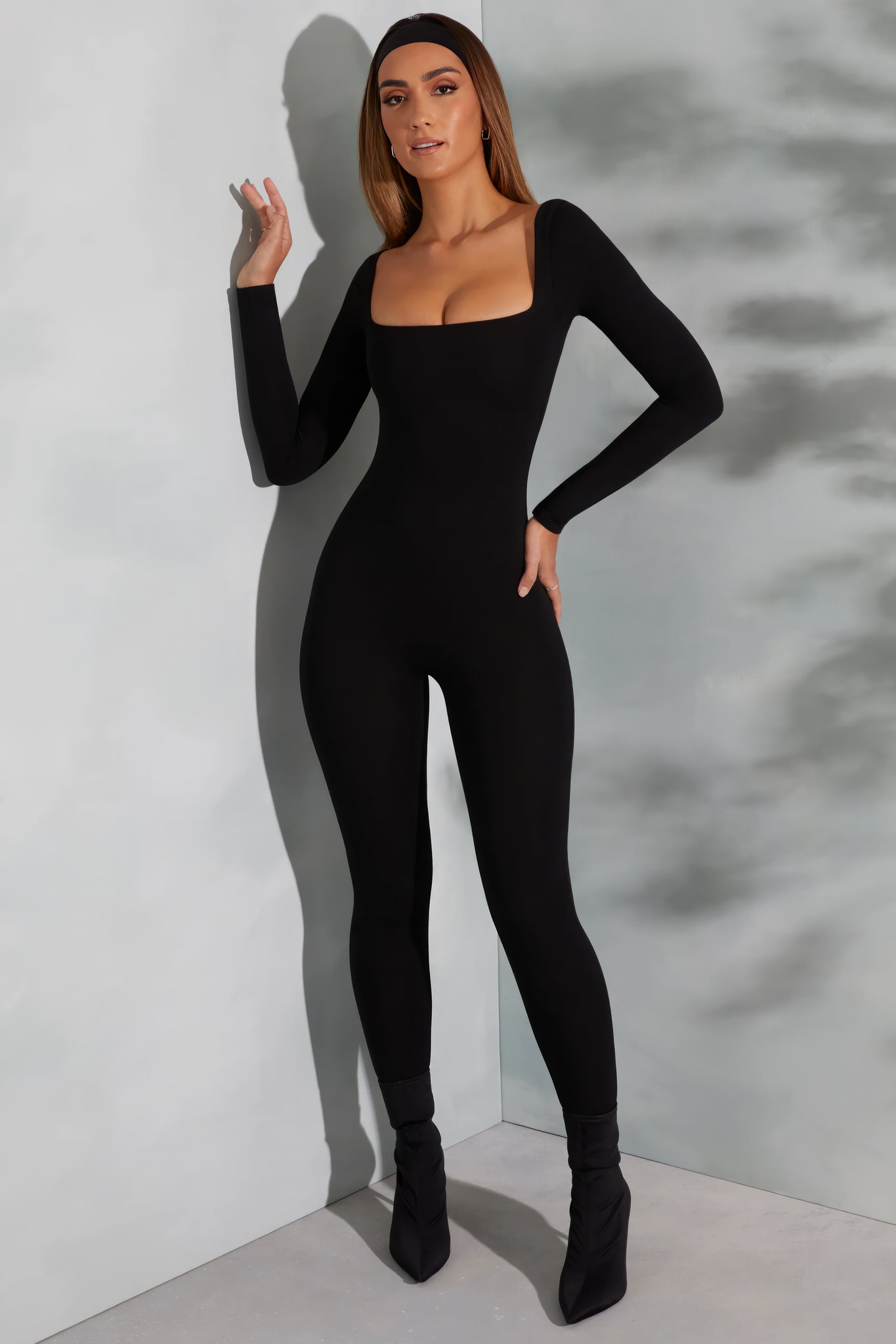dresses : Amira – Combinaison élégante à manches longues avec encolure carrée et coupe sculptante in Noir van Seroa