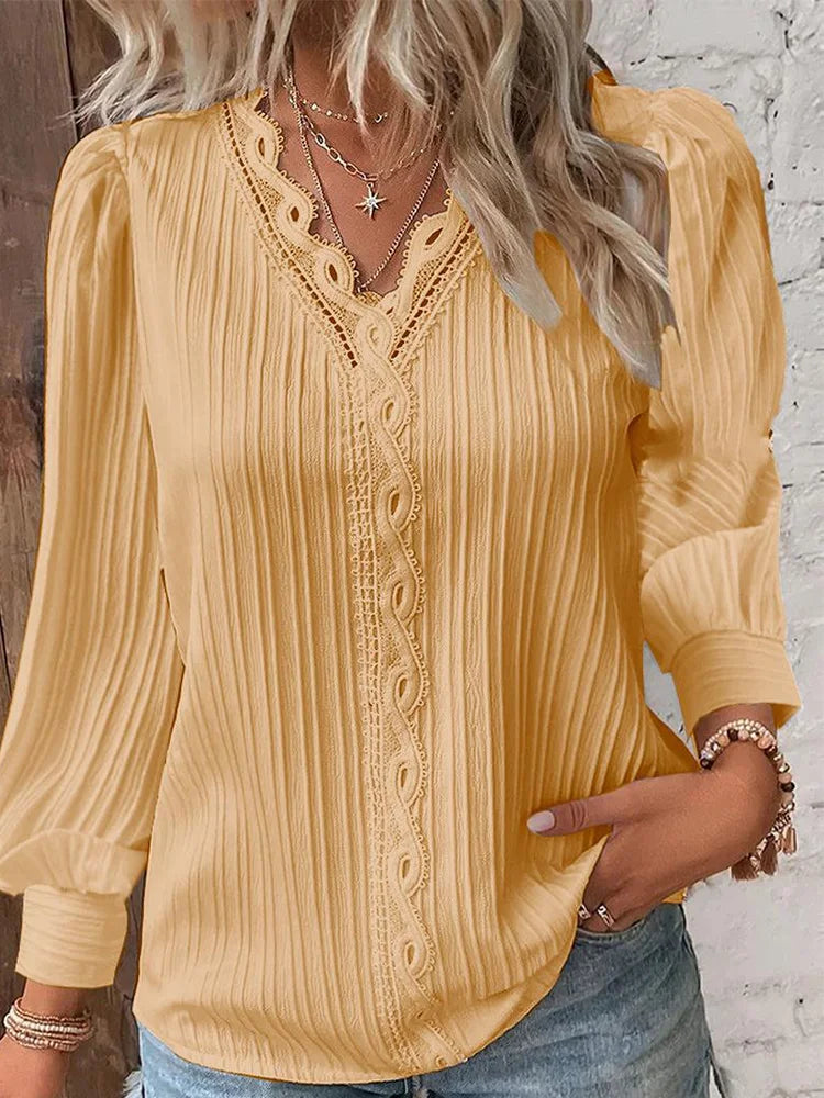 top blouses : Caroline – Blouse Bohème Chic à Plis avec Dentelle in Jaune van Seroa