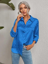 top blouses : Elena - Blouse en satin avec imprimé léopard subtil et fermeture boutonnée in Bleu royal van Seroa