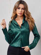 top blouses : Elena - Blouse en satin avec imprimé léopard subtil et fermeture boutonnée in Vert foncé van Seroa