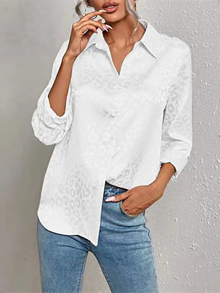 top blouses : Elena - Blouse en satin avec imprimé léopard subtil et fermeture boutonnée in Blanc van Seroa
