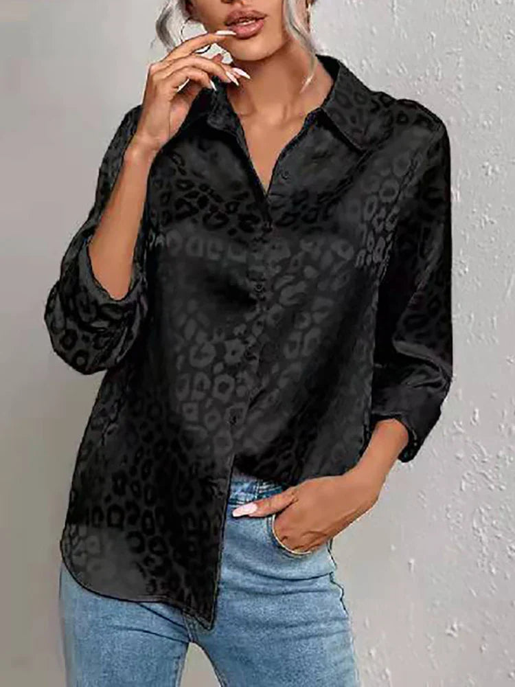 top blouses : Elena - Blouse en satin avec imprimé léopard subtil et fermeture boutonnée in Noir van Seroa