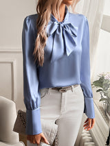 top blouses : Sadie – Élégant Chemisier en Satin à Manches Longues avec Nœud Lavallière in Bleu van Seroa