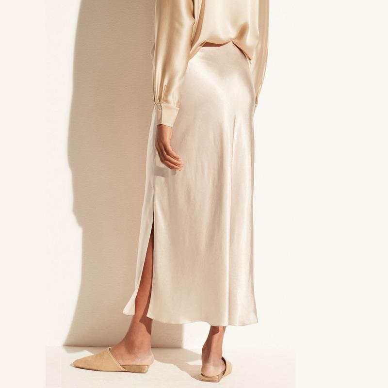 skirts : Quinn – Élégant ensemble en satin avec blouse décontractée et jupe midi in van Seroa